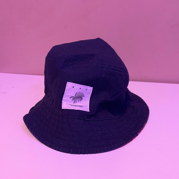 REVERSIBLE TROPICAL BUCKET HAT - Picture 2 of 3